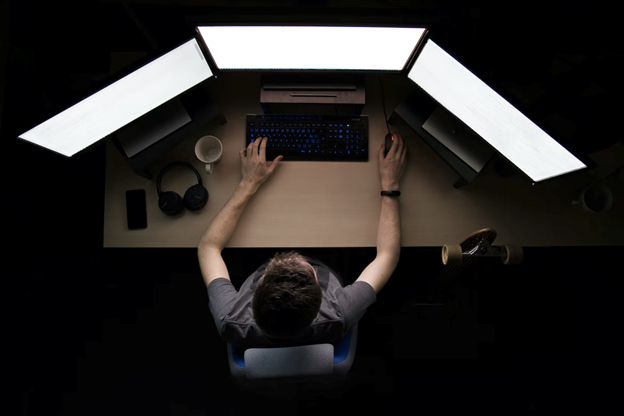 3-monitor-workstation